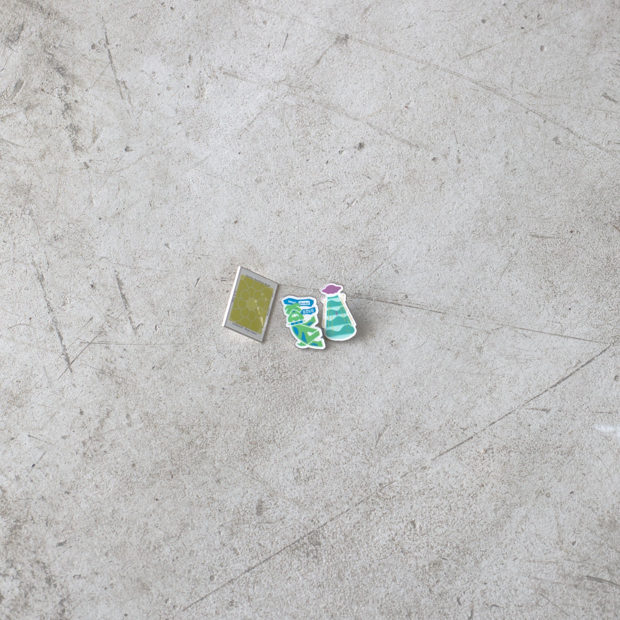 6周年記念グッズ(ピンバッジ)