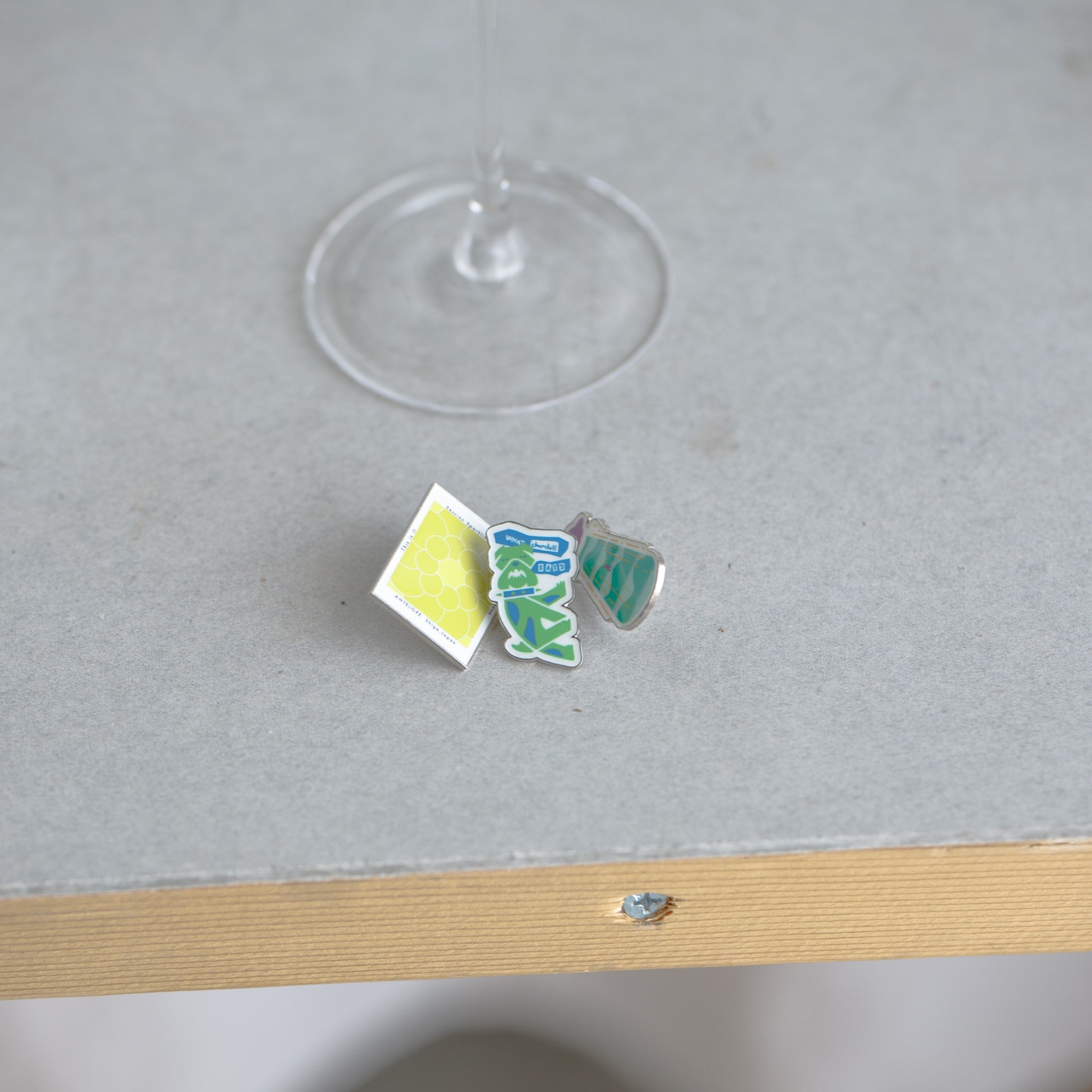 6周年記念グッズ(シャンパングラス&ピンバッジセット)