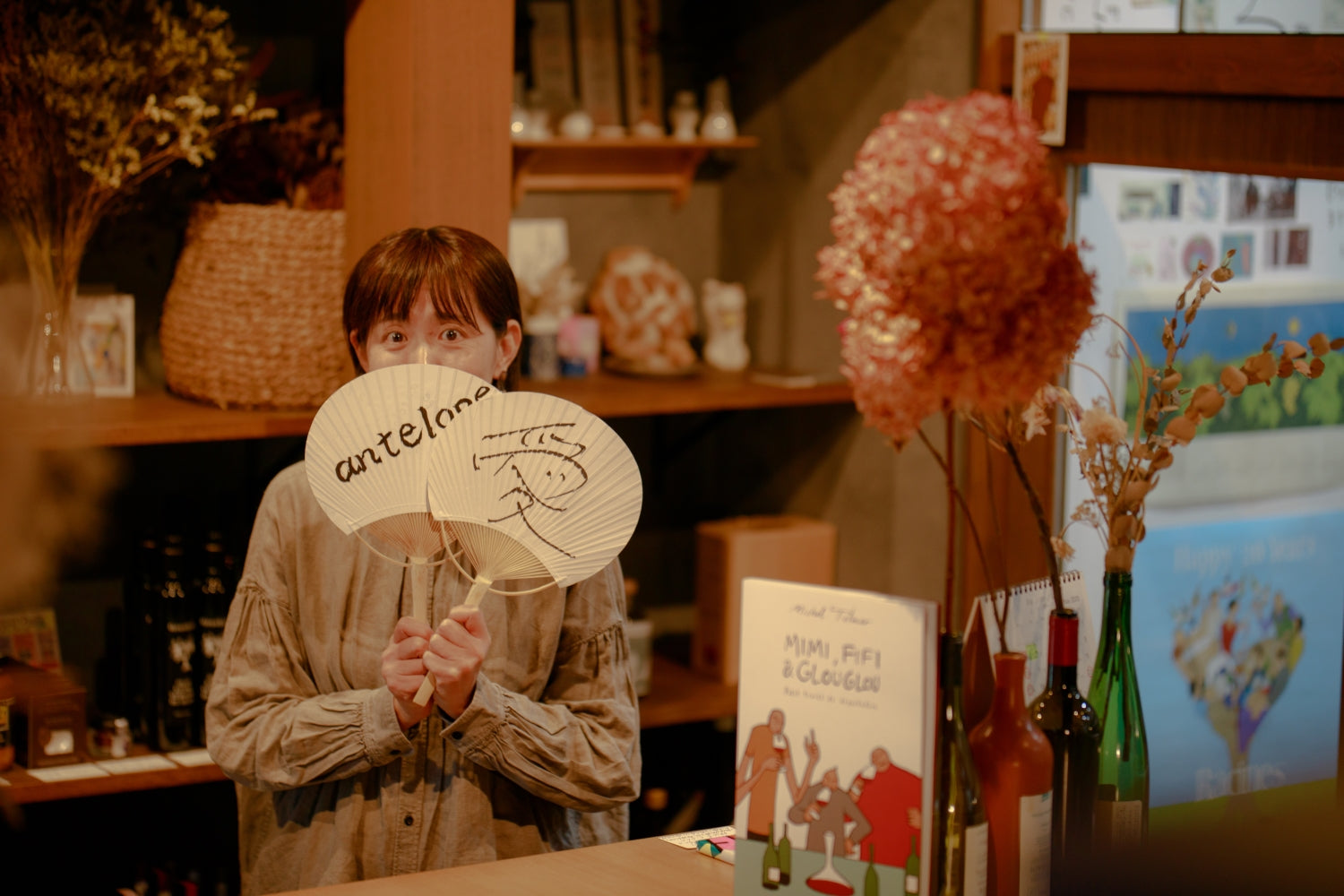 “誠実さ”を背骨に、ワインの物語を手渡す人 - Wineshop Brücke（ブリュッケ）佐保里さん