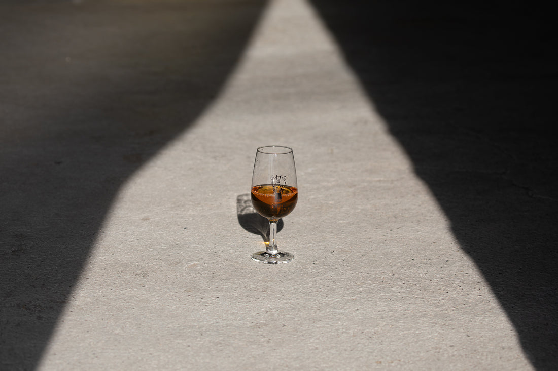 地面に置いてあるANTELOPEオリジナルグラス