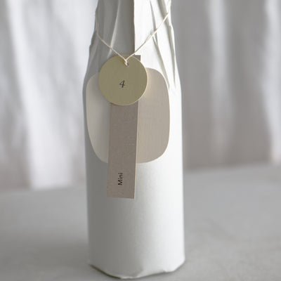 SANAGIシリーズのうち1本 + 6周年記念グッズ（シャンパングラス、ピンバッチ）