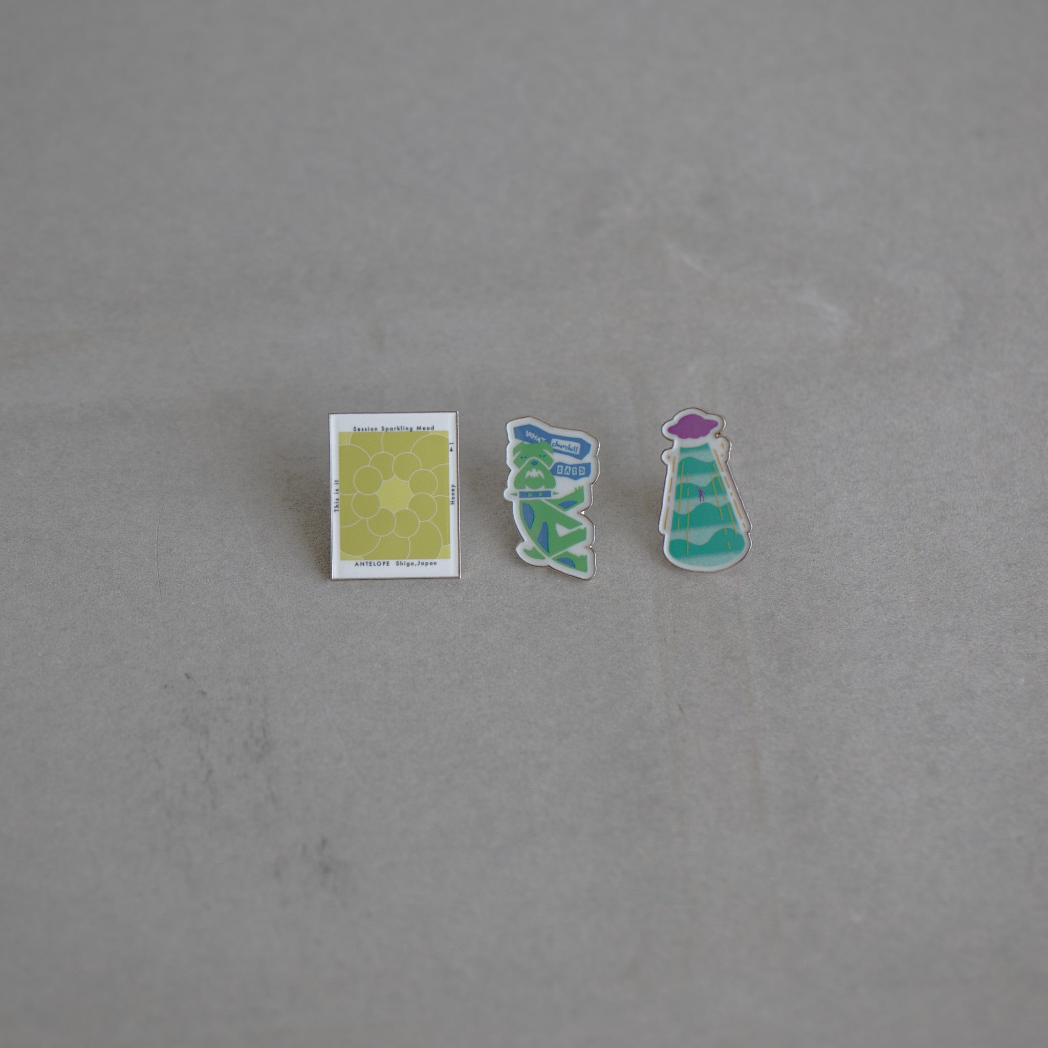 SANAGIシリーズのうち1本 + 6周年記念グッズ（シャンパングラス、ピンバッチ）